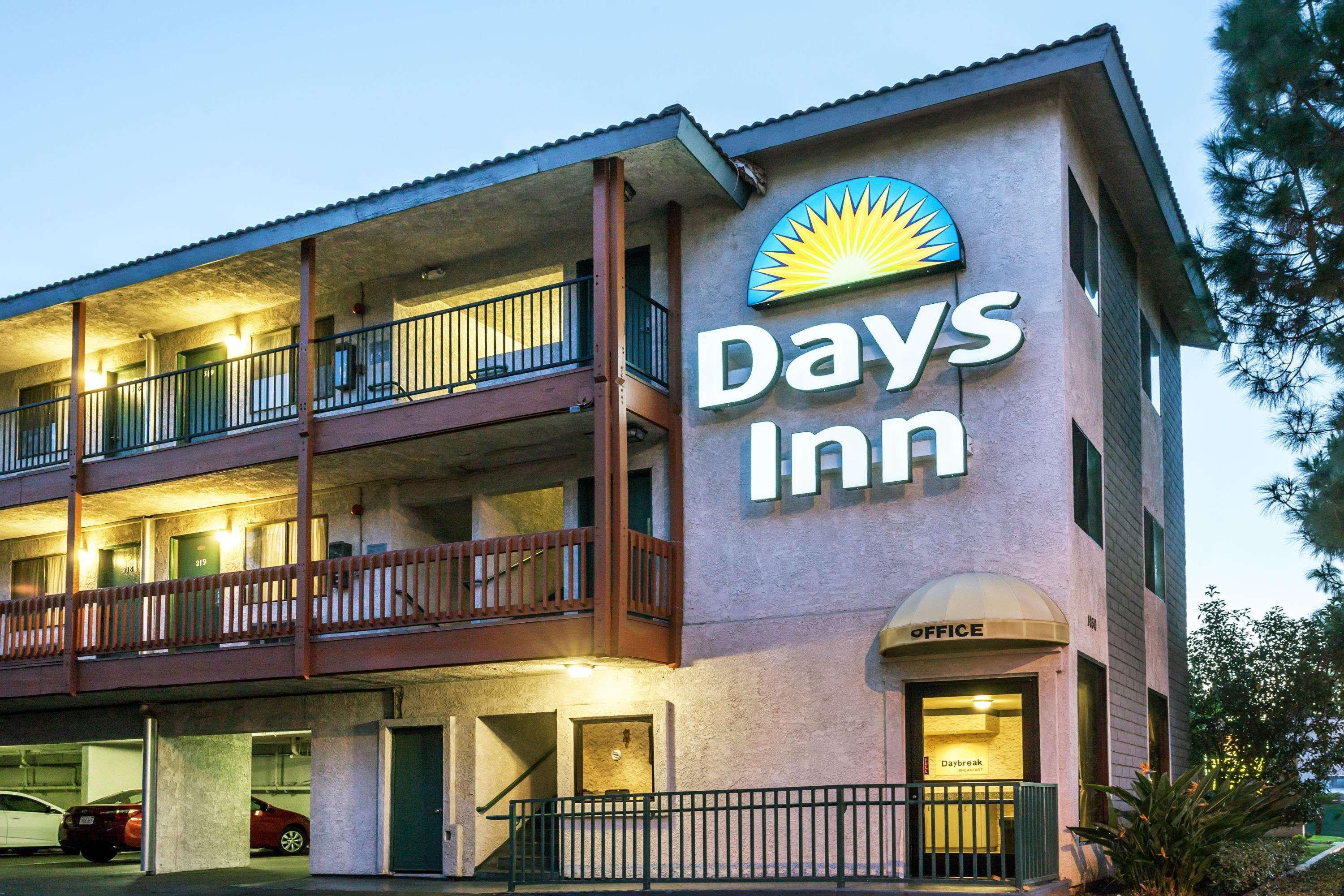 Days Inn By Wyndham Anaheim West Экстерьер фото